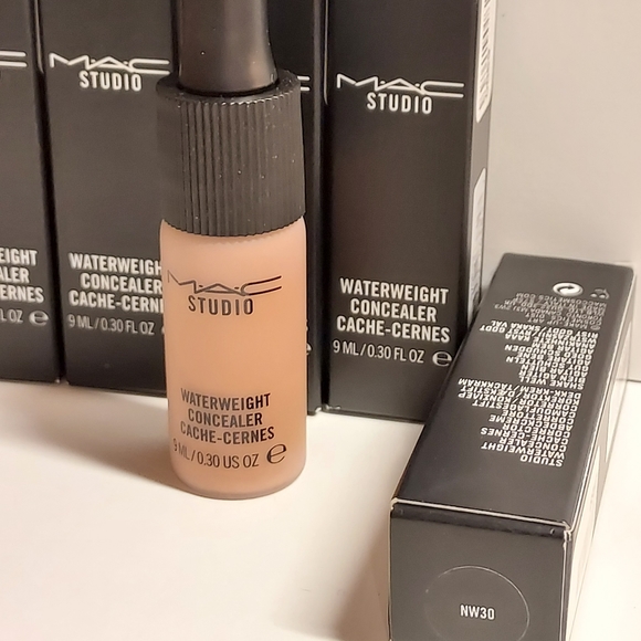 MAC Studio Waterweight Concealer *NW30* - Picture 3 of 4